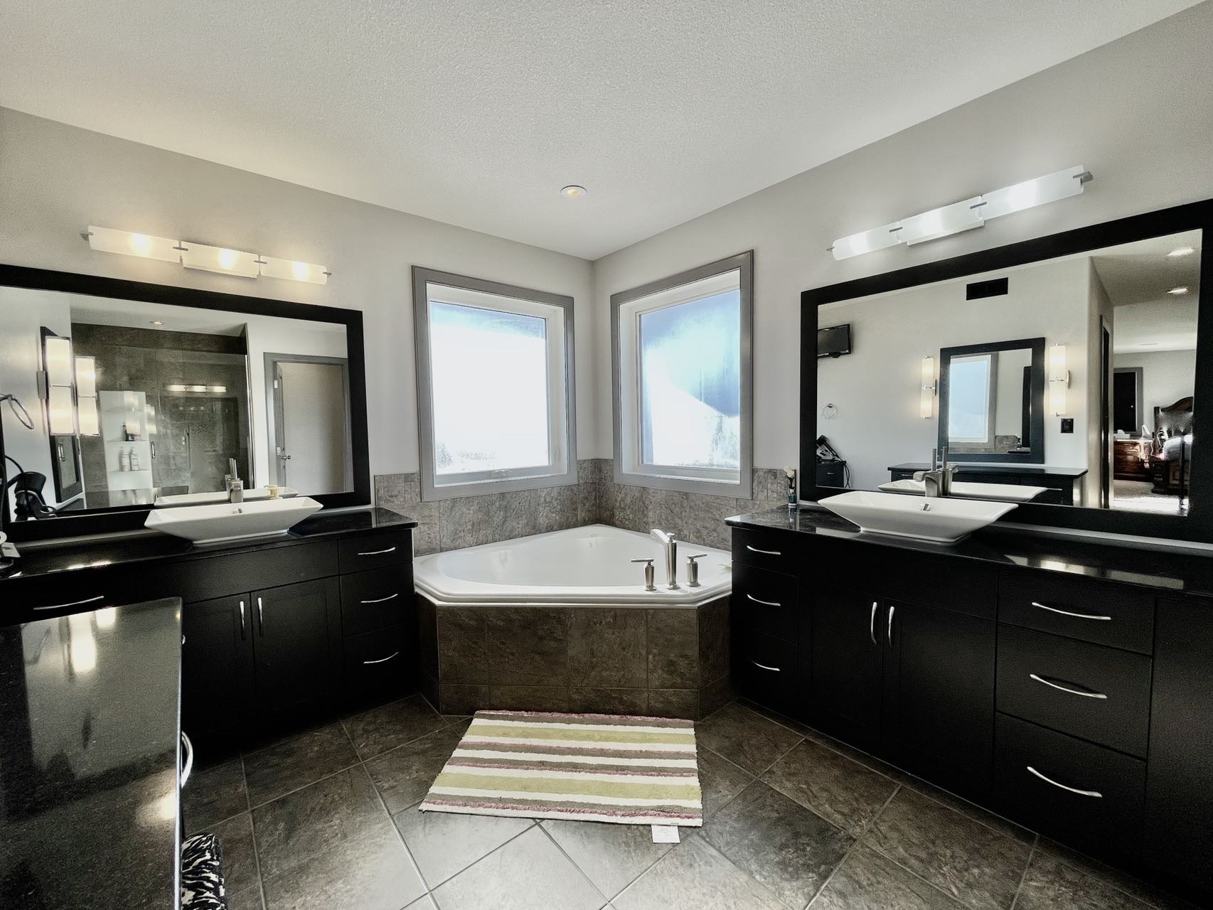 【萨屯房源】 Willowgrove背靠绿地Walkout 步出式地下室，近3,000尺独栋出售！5房4卫双车库！$899,000    - 10