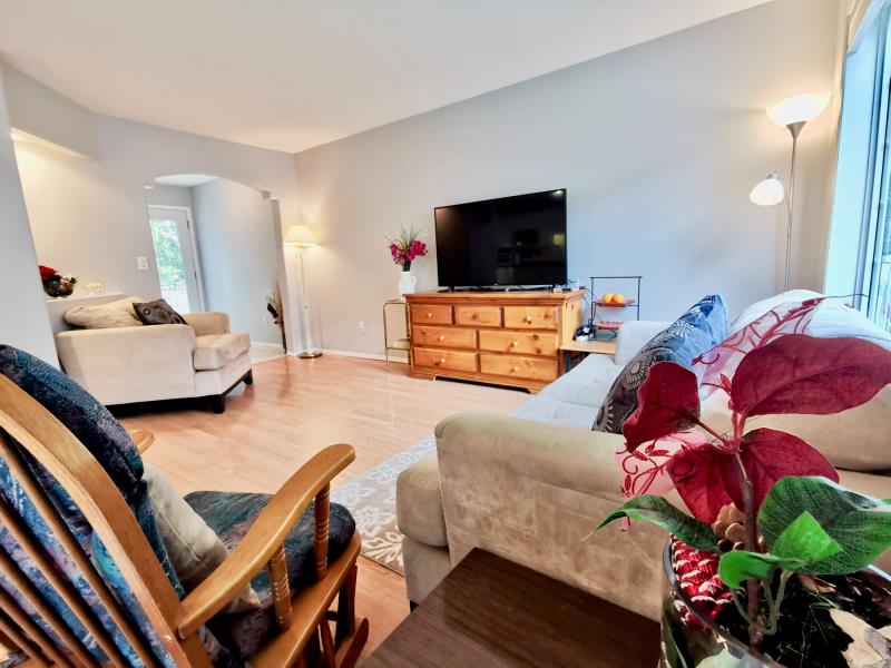 林与唐地产：Arbor Creek社区，3房4卫，连接式双车库，地下室装修了的1365尺联排出售，挂牌价$ - 3