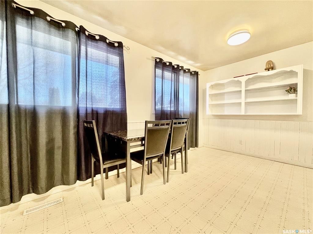 【萨屯房源】Brevoort Park社区独栋出售，1041尺平层，6房2卫，超大单车库，地下室有独立侧门；总占地5176尺；挂牌价仅：$349,900  - 6