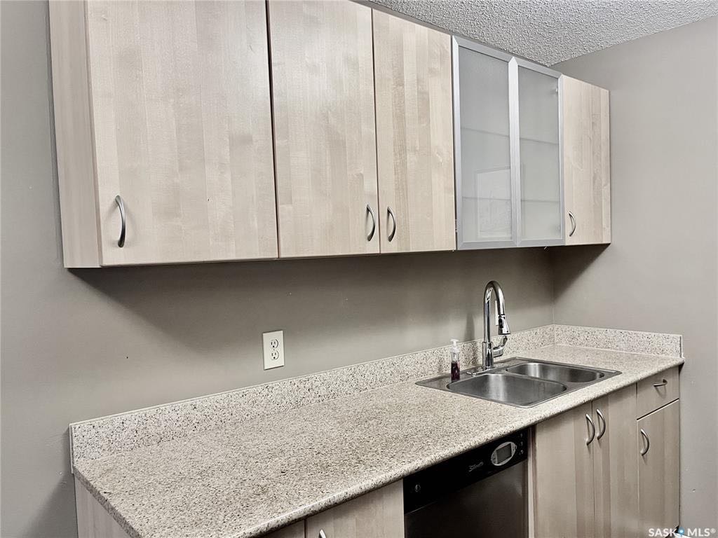 林与唐地产，Wildwood近8街三楼831尺2房1卫装潢升级公寓出售 - 2