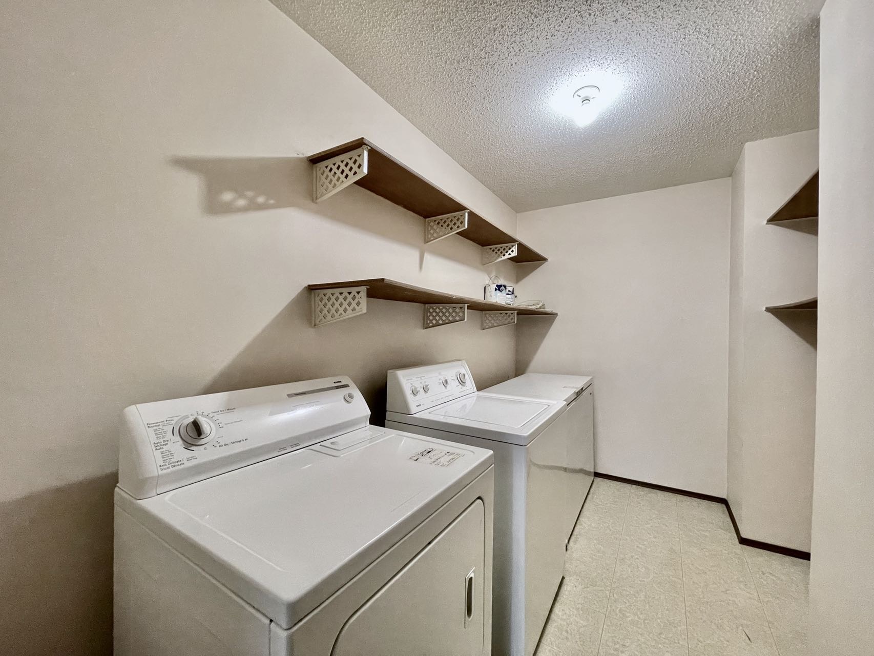 萨屯东北部，近学校/商圈/萨大通勤方便，位于Forest Grove社区的公寓出售，2室1卫883尺 - 9