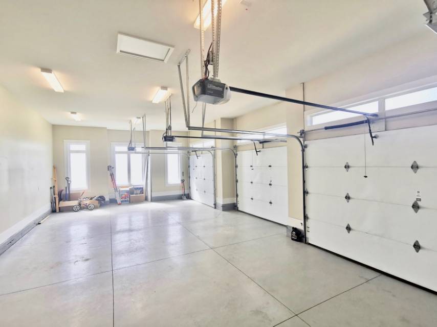 林与唐地产，总占地约2000平方米，居住面积近4000尺，4室4卫3车库，步出式地下室豪华独栋别墅 - 3