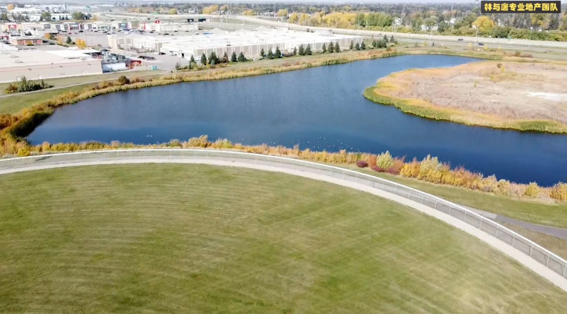 林与唐地产，Stonebridge社区 近沃尔玛商圈，斜对公园、湖的2层独栋出售，1463尺，3房2.5卫，分体双车库，占地3867尺，西人一手业主，挂牌价$39.9万；