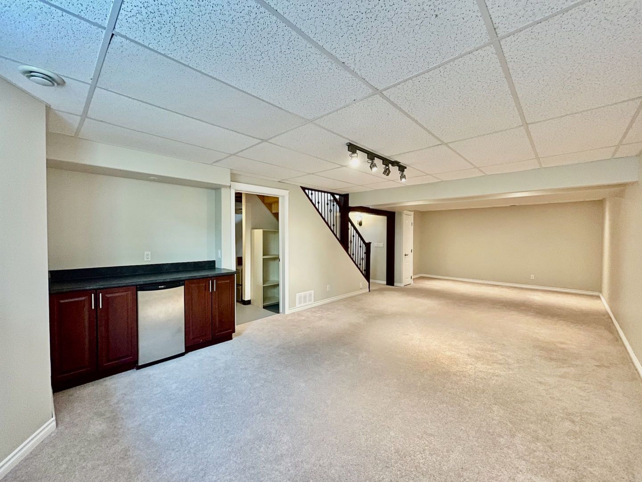 林与唐地产，Willowgrove社区精致平层独栋出售，1200尺，5室3卫双车库，背靠农田，没有邻居，隐私极佳，700米步行至Willowgrove小学！ - 8