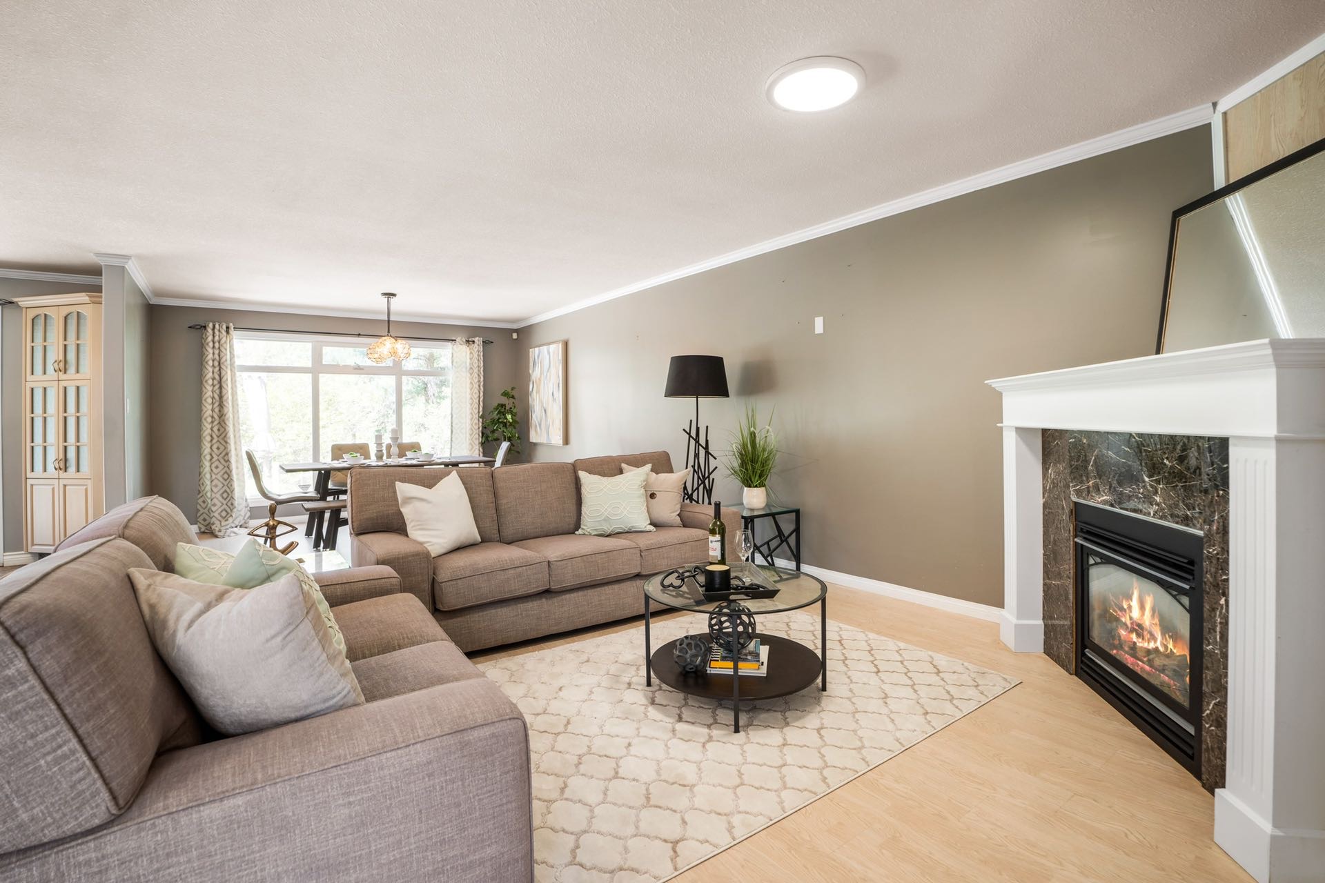 毗邻Stonebrige社区，9.07 Acres占地，1900尺的大平层出售，4房3卫四车库，近五年花费约$10万刀装修升级，挂牌价：$120万 - 7