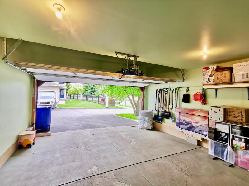 林与唐地产：Arbor Creek社区，3房4卫，连接式双车库，地下室装修了的1365尺联排出售，挂牌价$ - 2