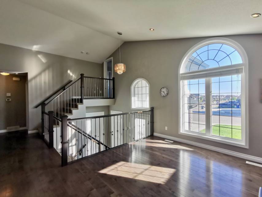 林与唐地产，Stonebridge 4室3卫双车库 1315尺Bilevel Modified 2010年建的维护良好的独栋出售，近小学和绿地，采光好、位置佳 - 4