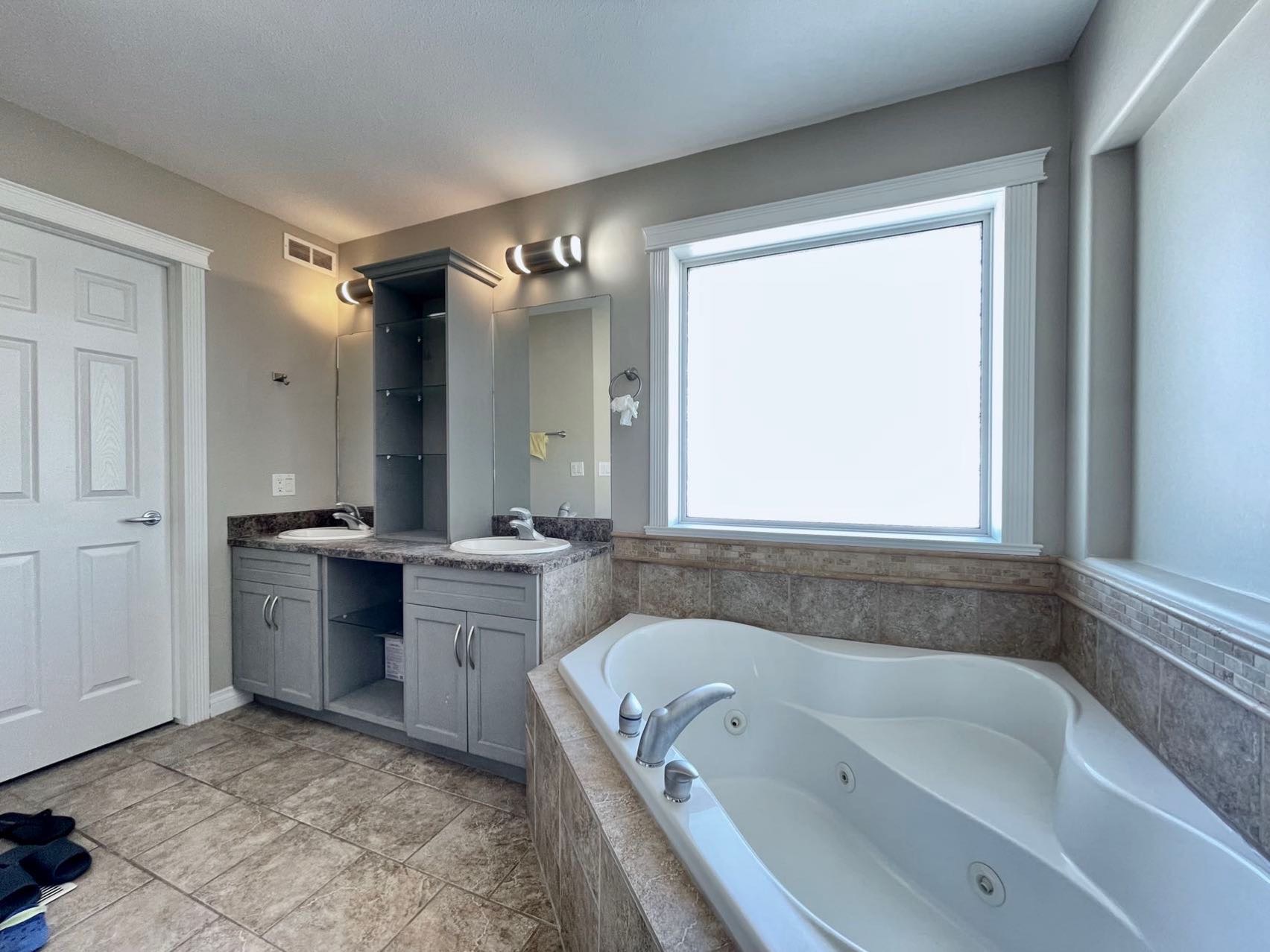 【林与唐地产】Willowgrove社区，背靠绿地，步出式Walkout户型，出后院散步到小学，钥匙扣位置，安静安全，2005年建，1834尺，4房4卫双层独栋出售，挂牌价$715,000  - 7