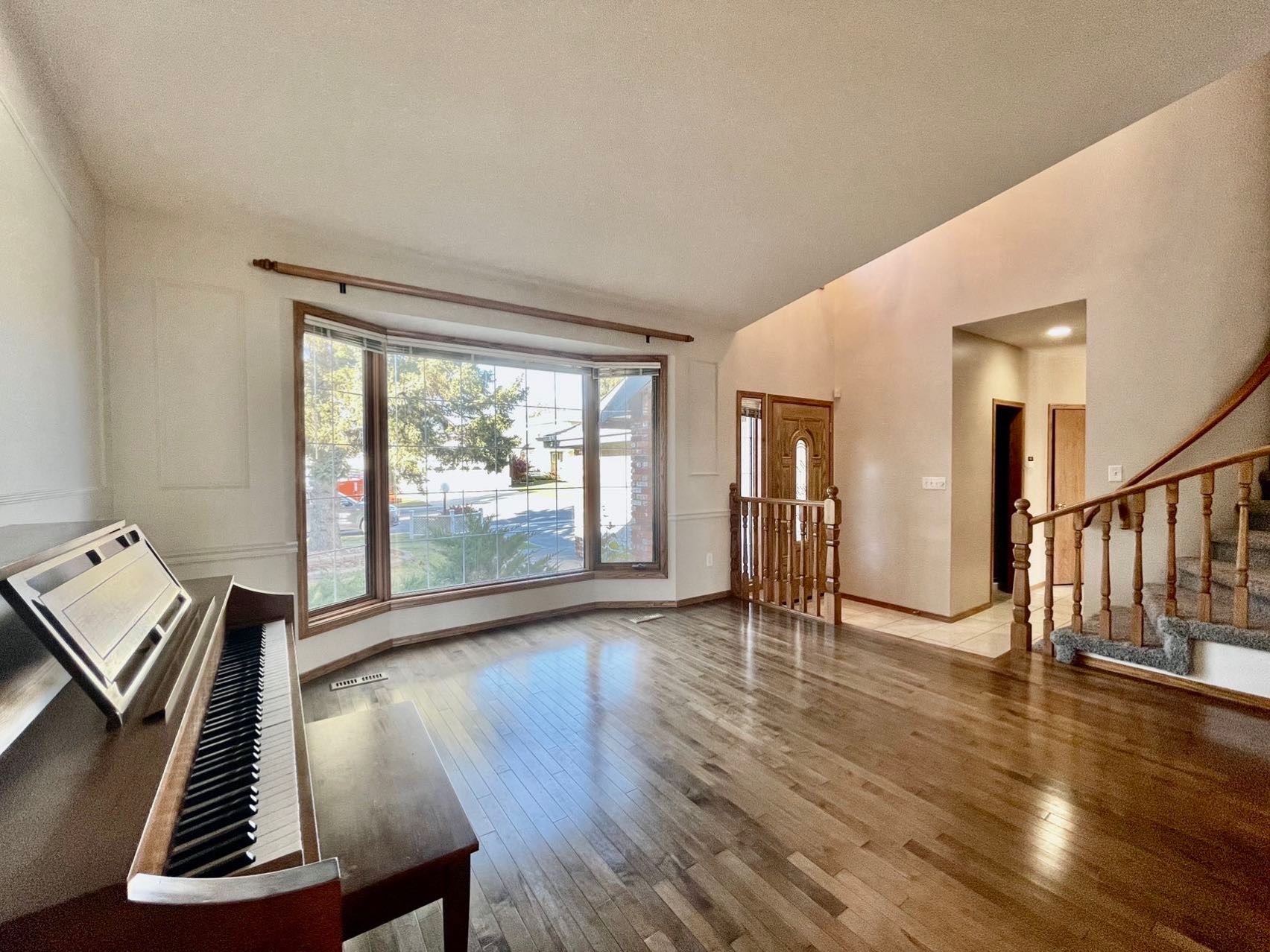 林与唐地产，Lakeridge高收入社区，钥匙扣位置，近2000尺双层独栋出售，5房4卫双车库，挂牌价：$549,900 - 5