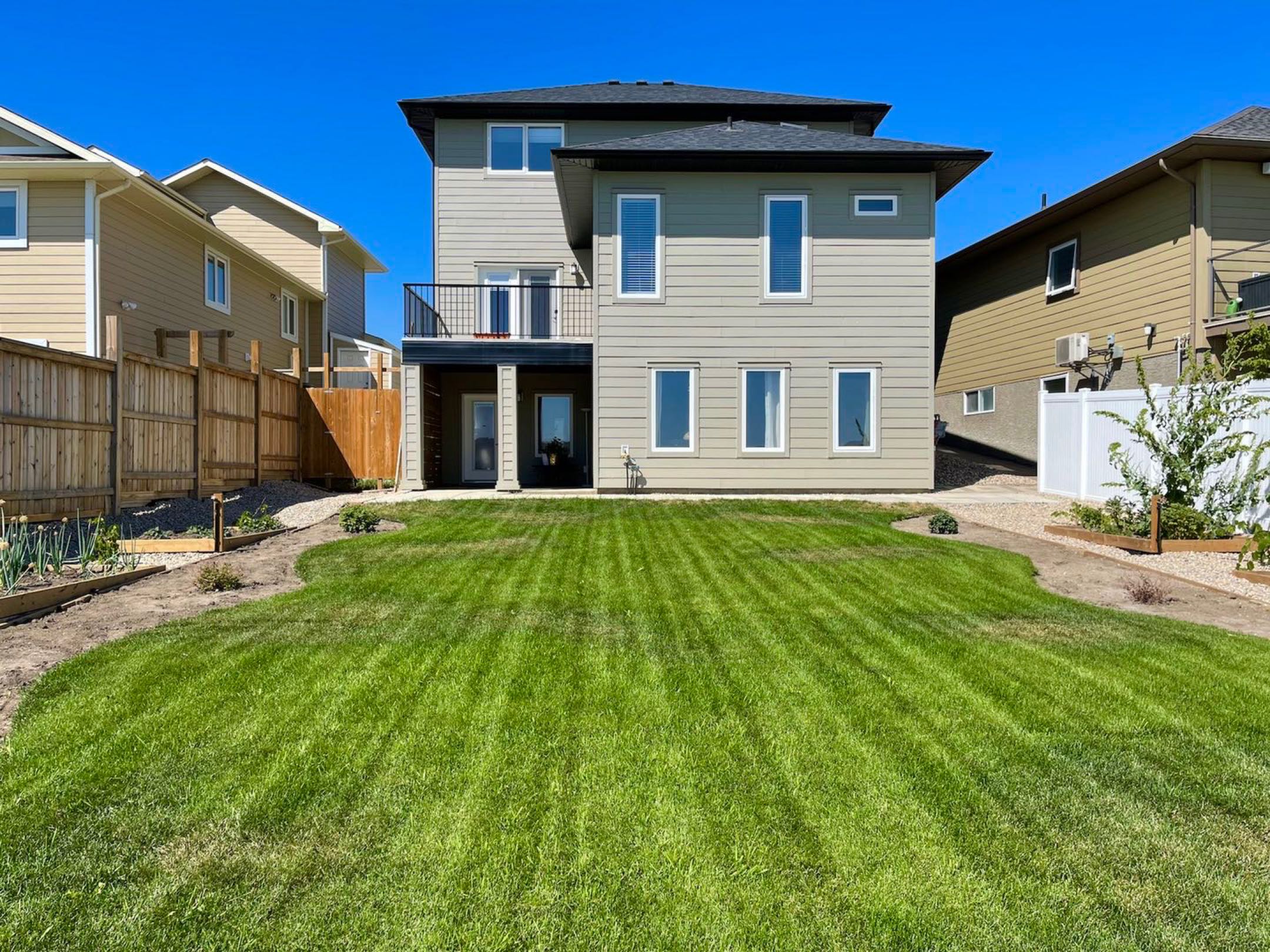 林与唐地产，Stonebridge成熟社区，无敌湖景双层独栋，Walkout步出式地下室，800米步行至Stonebridge小学, 2035尺，6室4卫双厨房！挂牌价$829,900. - 3