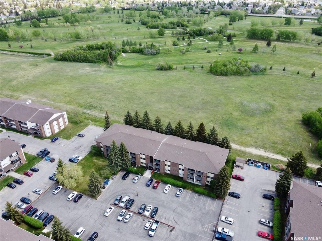 【萨屯房源】Wildwood社区公寓出售，831尺平层，2房1卫，套内洗衣房，阳台带储藏室，公寓楼背靠绿地，挂牌价仅：$128,800  - 2