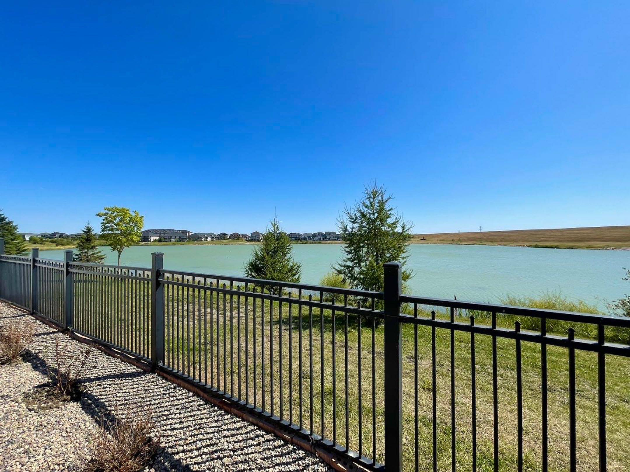 林与唐地产，Stonebridge成熟社区，无敌湖景双层独栋，Walkout步出式地下室，800米步行至Stonebridge小学, 2035尺，6室4卫双厨房！挂牌价$829,900. - 4