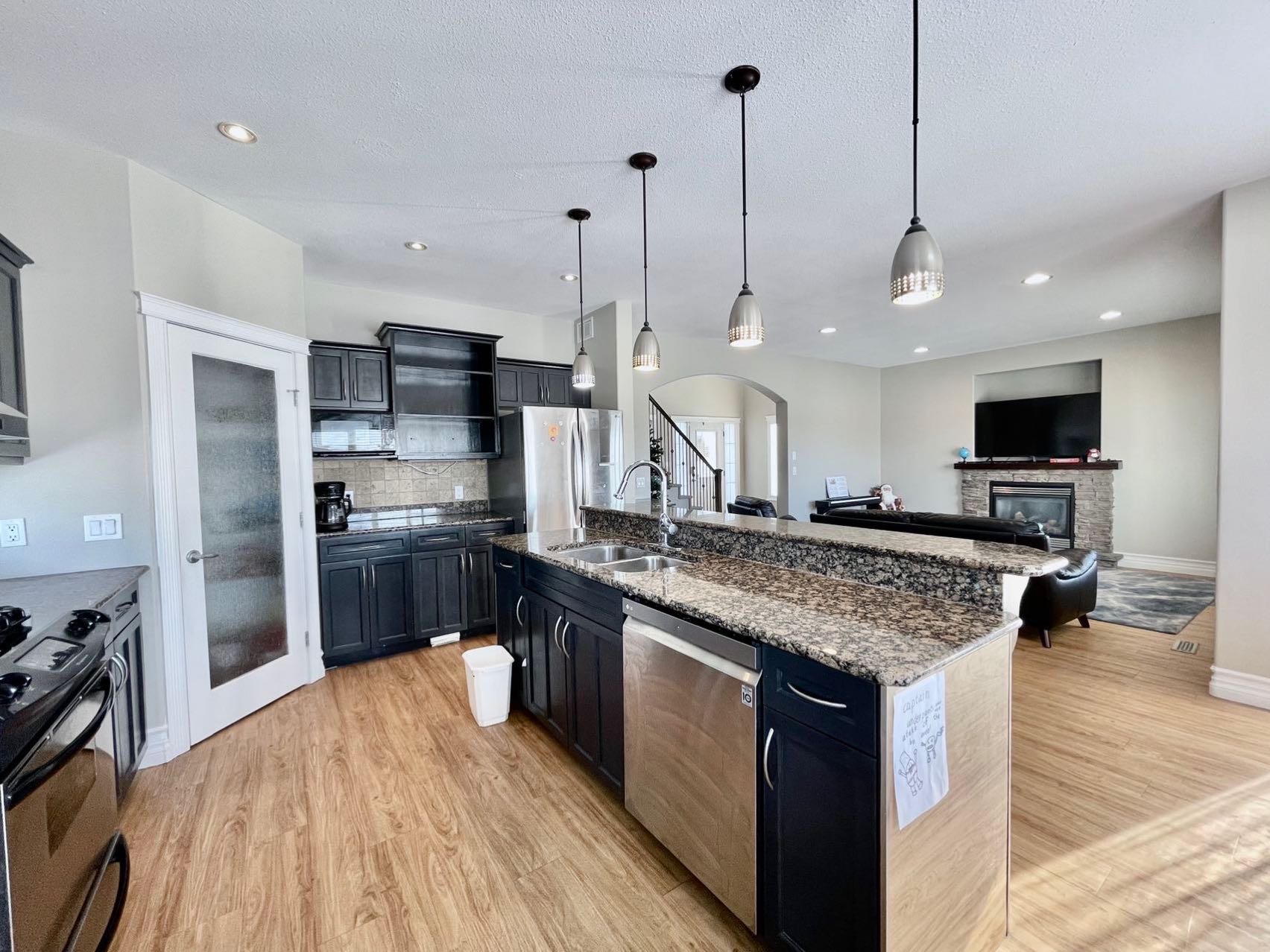 【林与唐地产】Willowgrove社区，背靠绿地，步出式Walkout户型，出后院散步到小学，钥匙扣位置，安静安全，2005年建，1834尺，4房4卫双层独栋出售，挂牌价$715,000  - 6