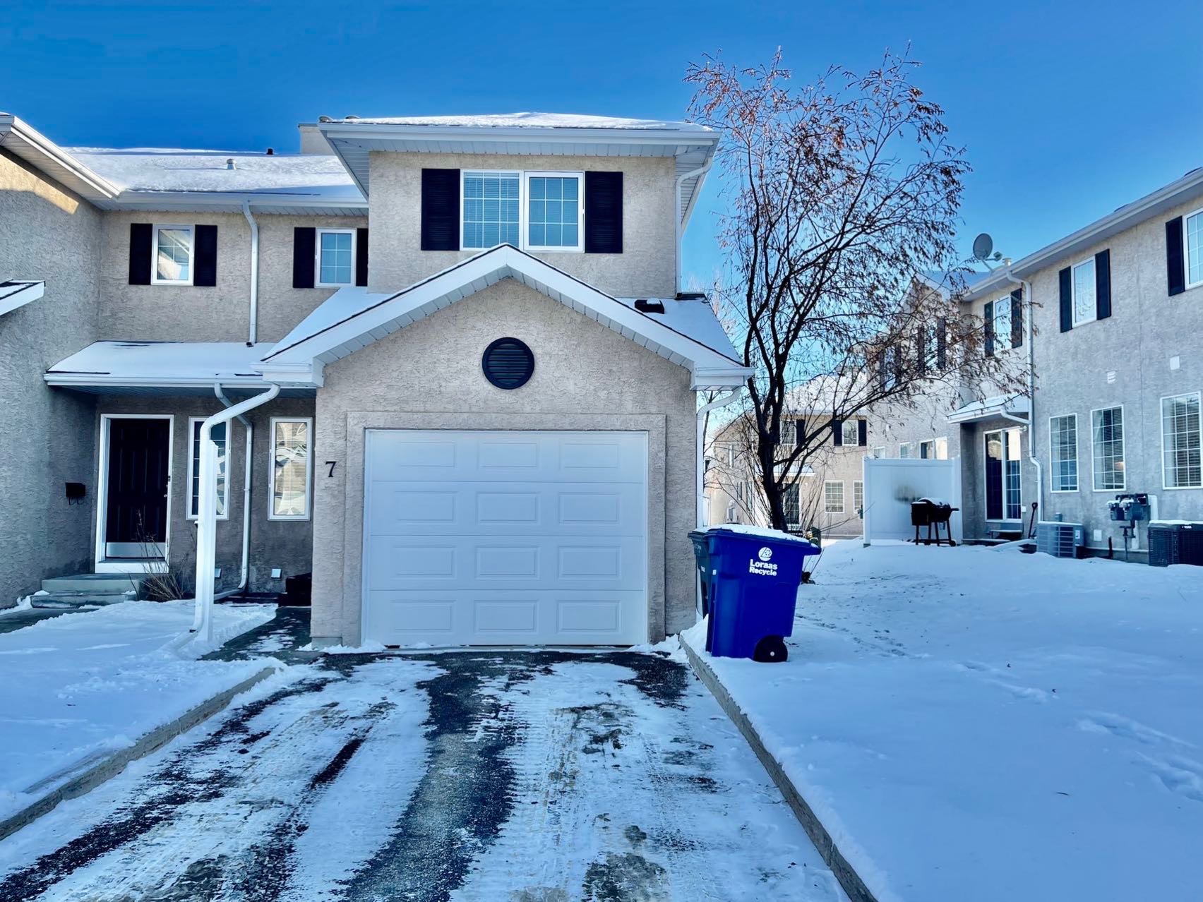 林与唐地产，萨斯卡通Briarwood社区，3室2卫，连体单车库，边套联排出售！地下室已装修！