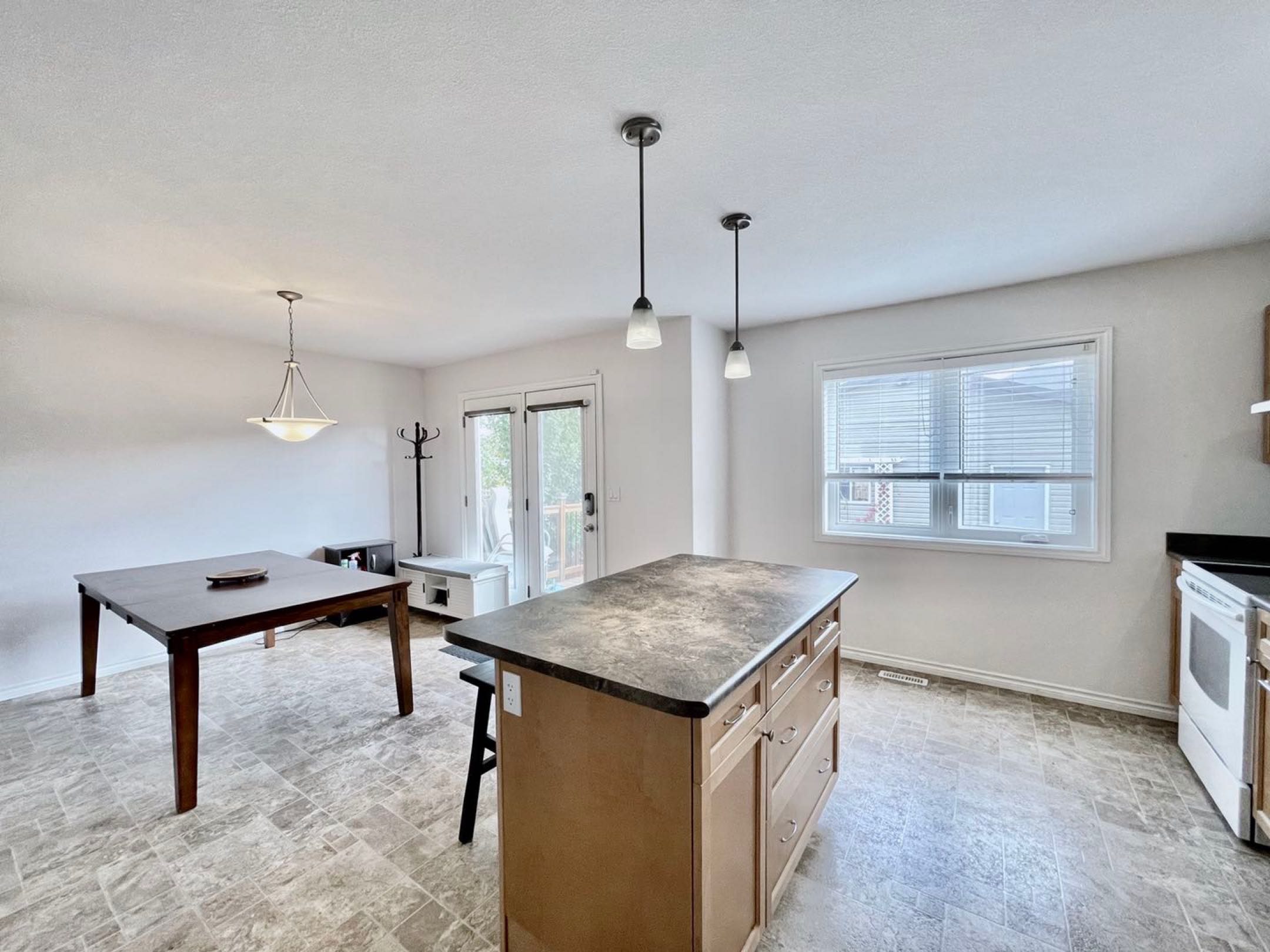 林与唐地产，Stonebridge社区 近沃尔玛商圈，斜对公园、湖的2层独栋出售，1463尺，3房2.5卫，分体双车库，占地3867尺，西人一手业主，挂牌价$39.9万； - 4