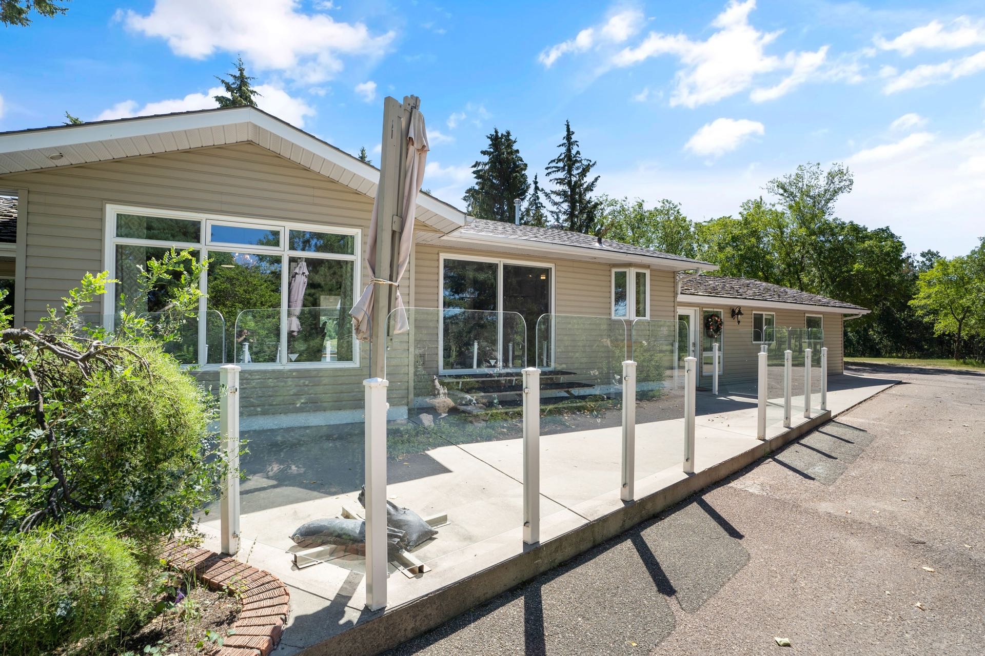 毗邻Stonebrige社区，9.07 Acres占地，1900尺的大平层出售，4房3卫四车库，近五年花费约$10万刀装修升级，挂牌价：$120万 - 5