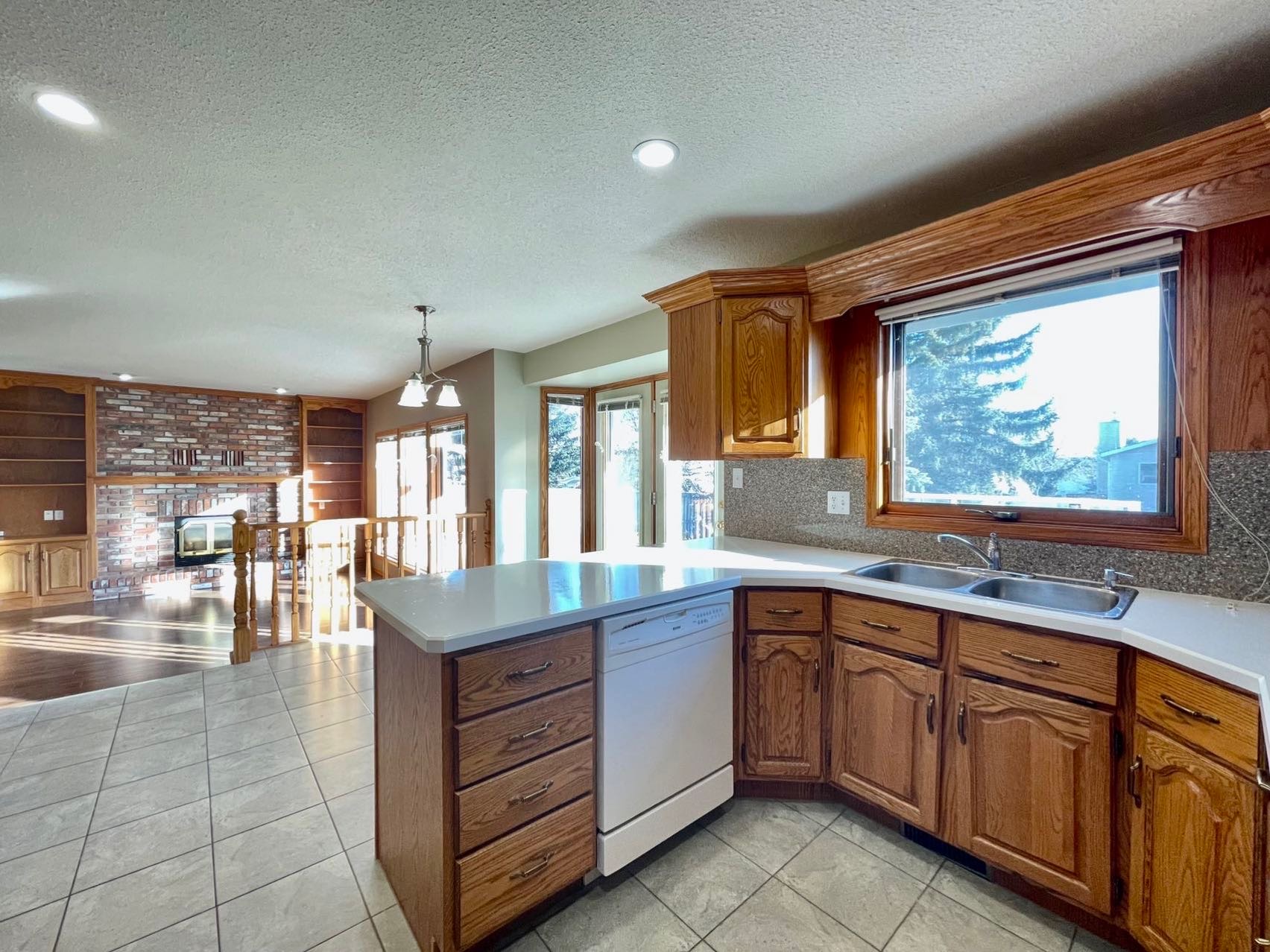 林与唐地产，Lakeridge高收入社区，钥匙扣位置，近2000尺双层独栋出售，5房4卫双车库，挂牌价：$549,900 - 7