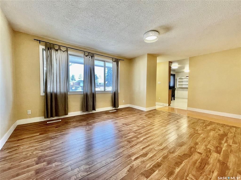 【萨屯房源】Brevoort Park社区独栋出售，1041尺平层，6房2卫，超大单车库，地下室有独立侧门；总占地5176尺；挂牌价仅：$349,900  - 4