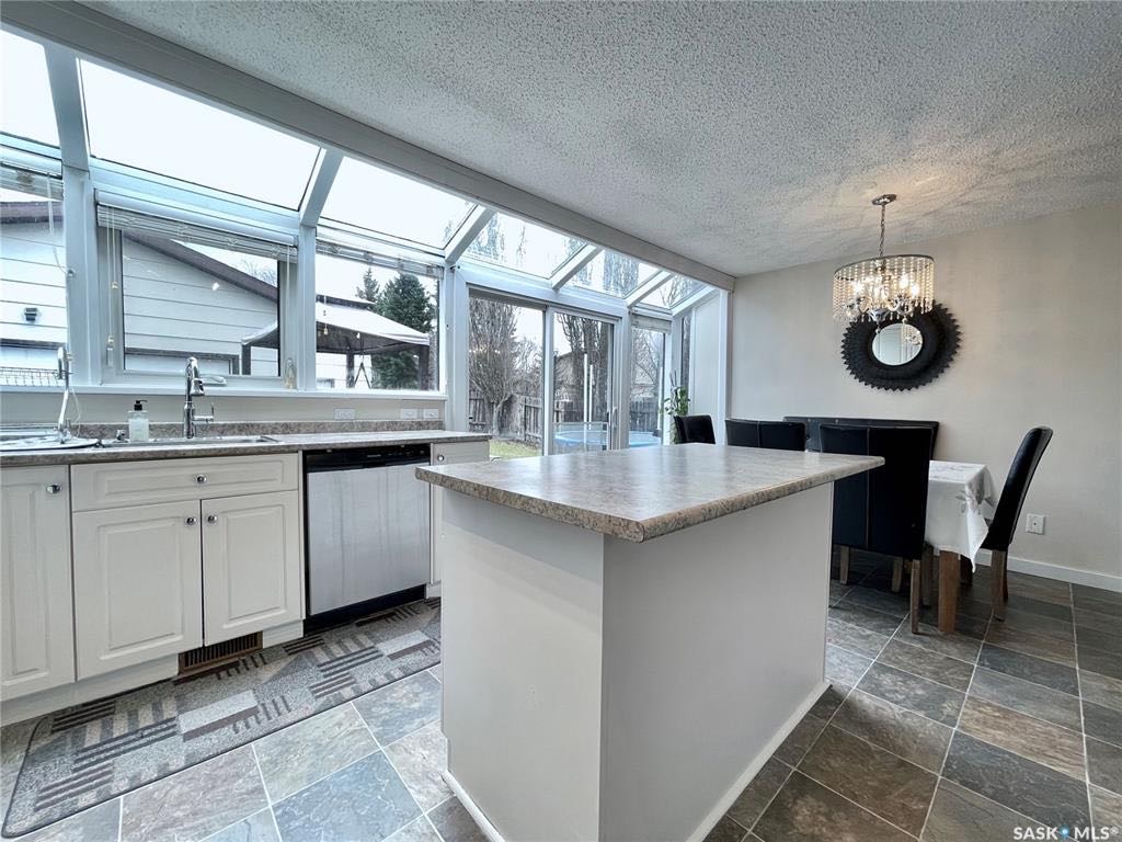 【萨屯房源】$389,900| Lakeridge社区, 1985年，1070尺，四层错层独栋出售。4房3卫超大双车库！ - 5