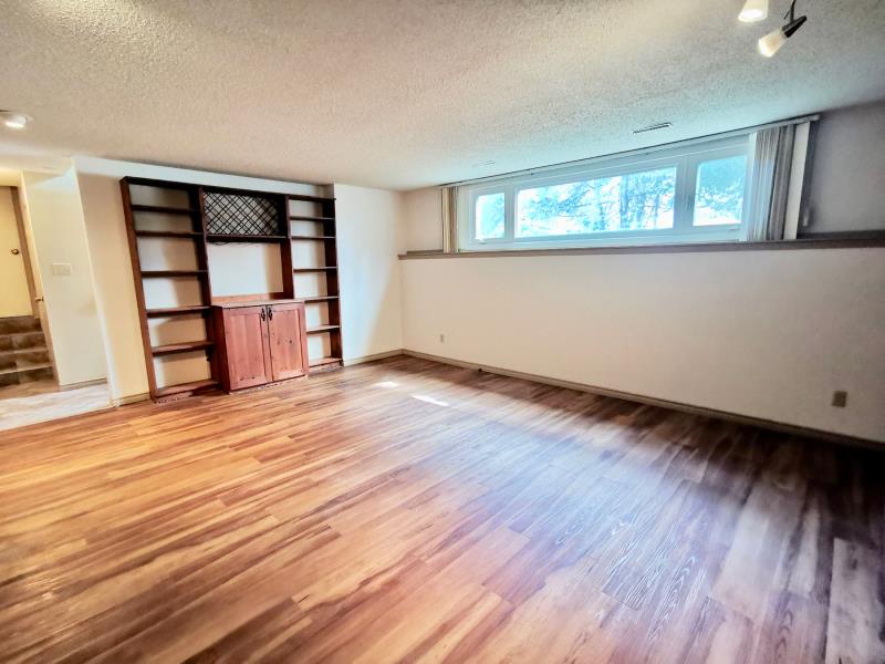 林与唐地产团队，East Colledge Park 近1500尺三层错层双车库独栋出售，挂牌价$399900 - 4