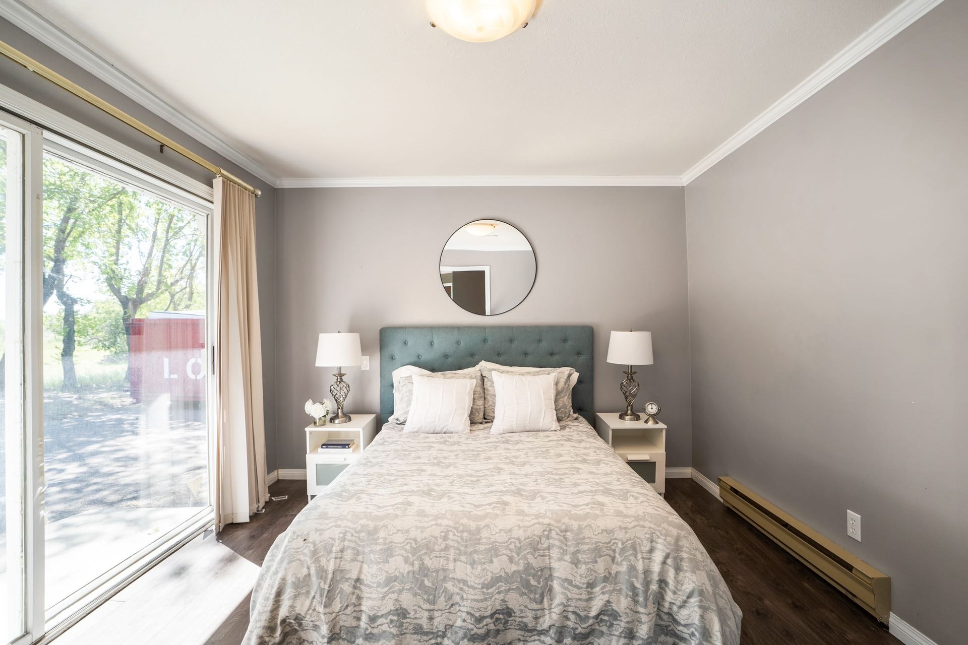 毗邻Stonebrige社区，9.07 Acres占地，1900尺的大平层出售，4房3卫四车库，近五年花费约$10万刀装修升级，挂牌价：$120万 - 8