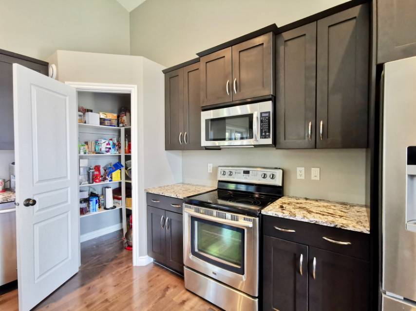 林与唐地产，Stonebridge 4室3卫双车库 1315尺Bilevel Modified 2010年建的维护良好的独栋出售，近小学和绿地，采光好、位置佳 - 6