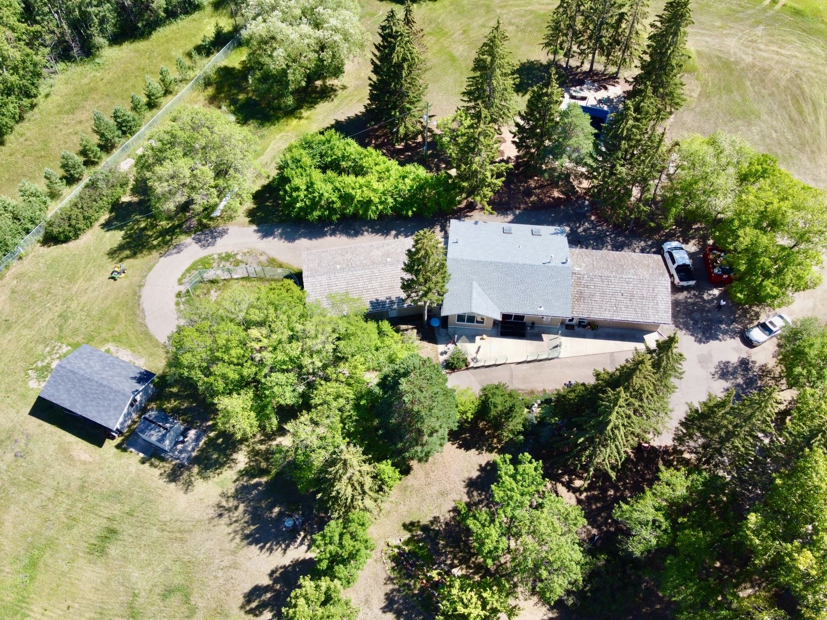 毗邻Stonebrige社区，9.07 Acres占地，1900尺的大平层出售，4房3卫四车库，近五年花费约$10万刀装修升级，挂牌价：$120万 - 3