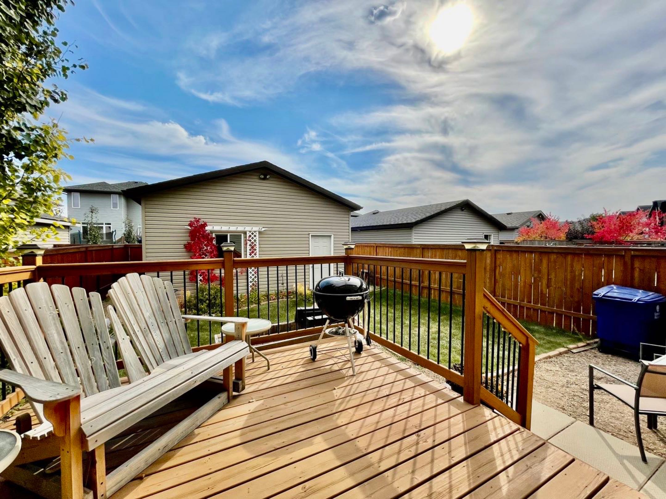 林与唐地产，Stonebridge社区 近沃尔玛商圈，斜对公园、湖的2层独栋出售，1463尺，3房2.5卫，分体双车库，占地3867尺，西人一手业主，挂牌价$39.9万； - 7