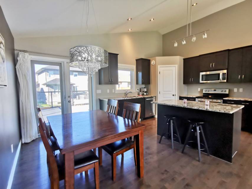 林与唐地产，Stonebridge 4室3卫双车库 1315尺Bilevel Modified 2010年建的维护良好的独栋出售，近小学和绿地，采光好、位置佳 - 5