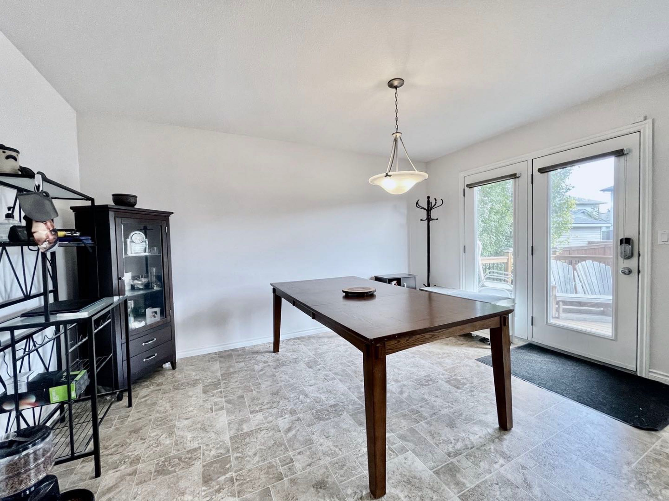 林与唐地产，Stonebridge社区 近沃尔玛商圈，斜对公园、湖的2层独栋出售，1463尺，3房2.5卫，分体双车库，占地3867尺，西人一手业主，挂牌价$39.9万； - 6