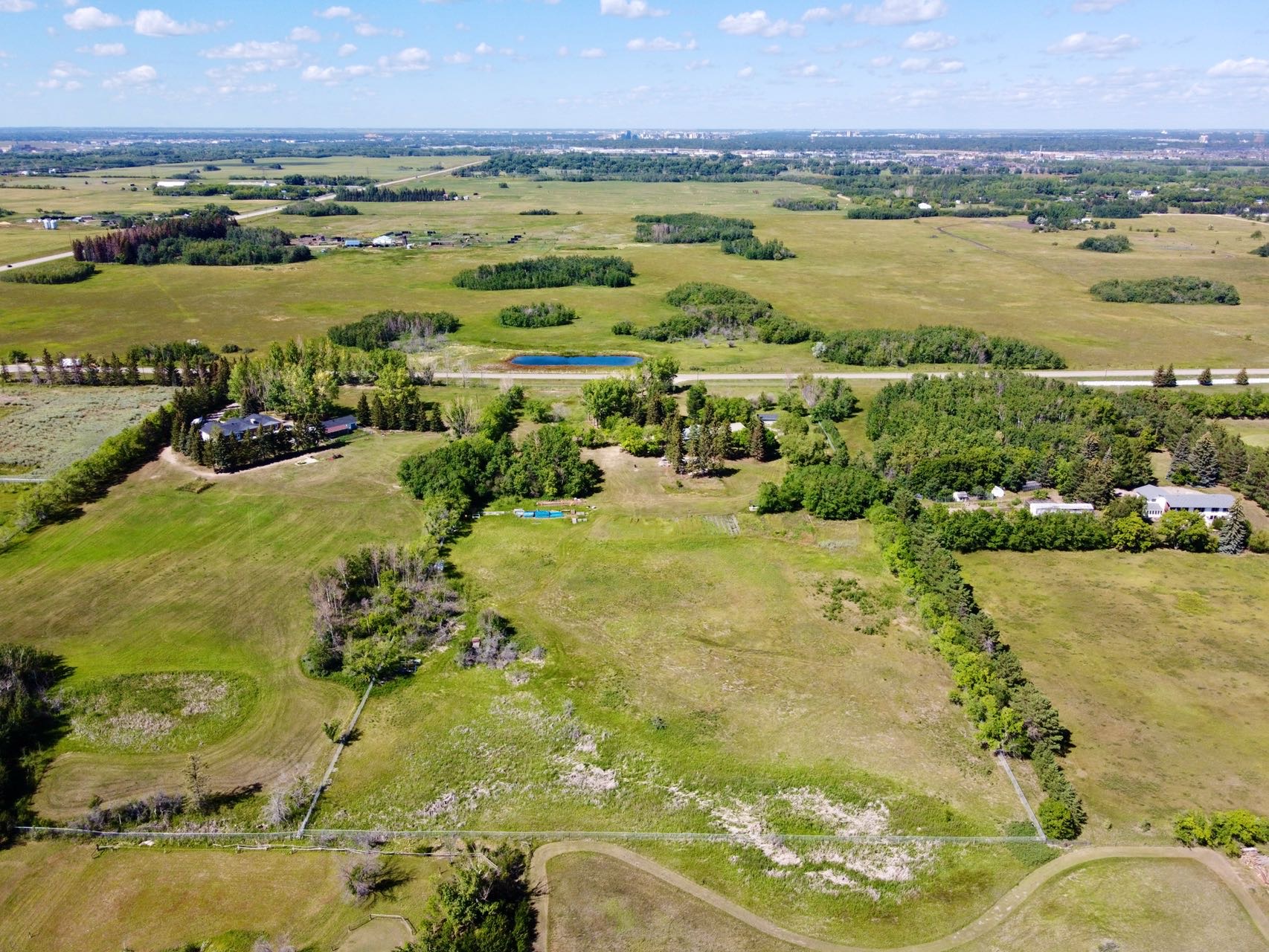 毗邻Stonebrige社区，9.07 Acres占地，1900尺的大平层出售，4房3卫四车库，近五年花费约$10万刀装修升级，挂牌价：$120万 - 4