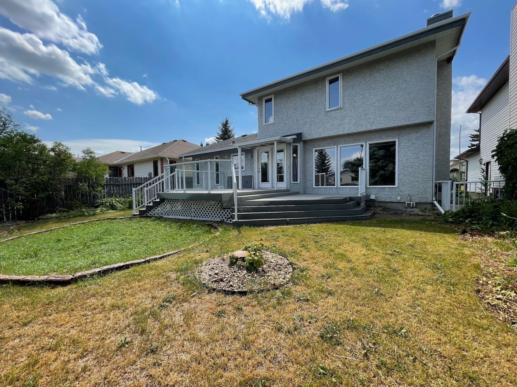 林与唐地产，Lakeridge高收入社区，钥匙扣位置，近2000尺双层独栋出售，5房4卫双车库，挂牌价：$549,900