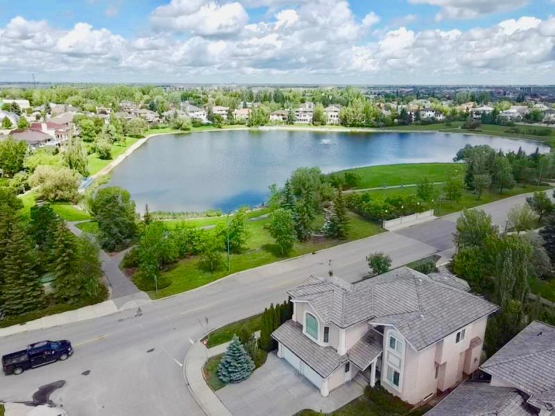 林与唐地产：Arbor Creek社区，湖景+步出式地下室，4房4卫独立屋出售，挂牌价$66.9万 - 2