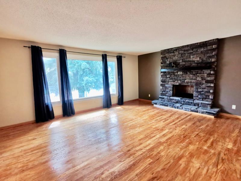 林与唐地产团队，East Colledge Park 近1500尺三层错层双车库独栋出售，挂牌价$399900 - 3