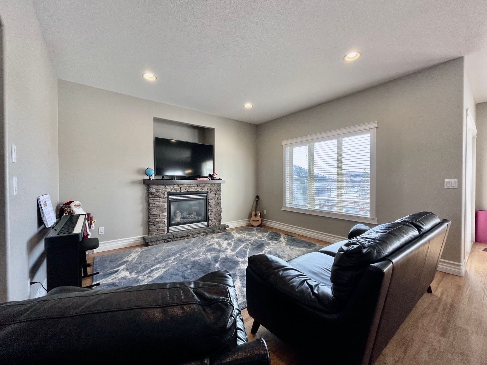 【林与唐地产】Willowgrove社区，背靠绿地，步出式Walkout户型，出后院散步到小学，钥匙扣位置，安静安全，2005年建，1834尺，4房4卫双层独栋出售，挂牌价$715,000  - 4