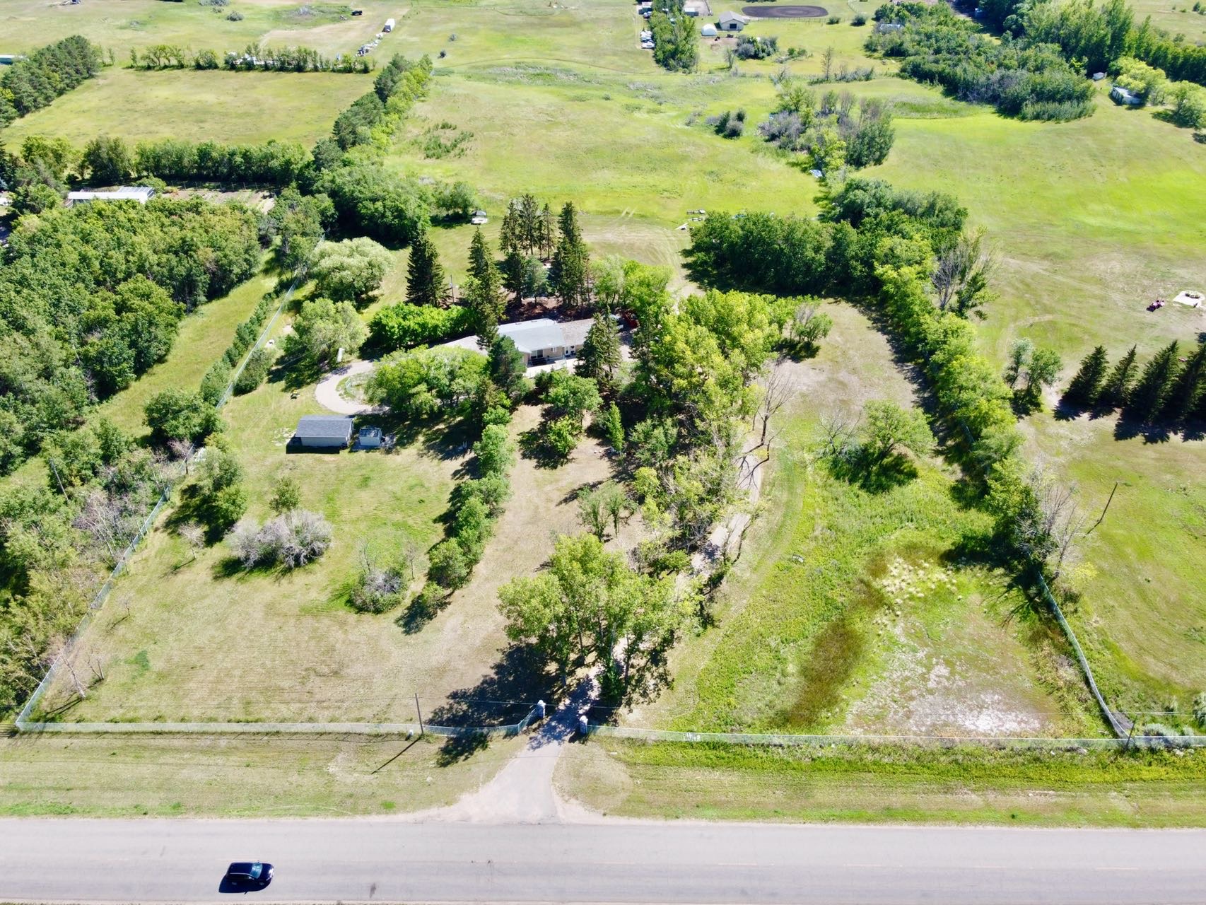 毗邻Stonebrige社区，9.07 Acres占地，1900尺的大平层出售，4房3卫四车库，近五年花费约$10万刀装修升级，挂牌价：$120万 - 2