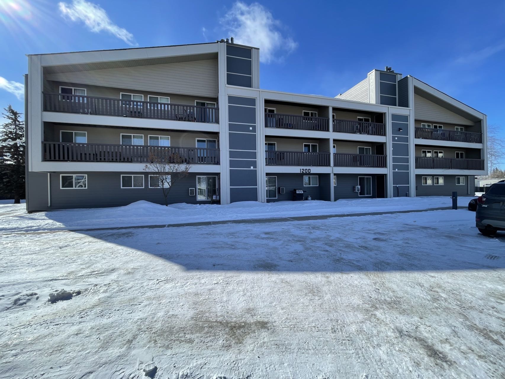 萨屯东北部，近学校/商圈/萨大通勤方便，位于Forest Grove社区的公寓出售，2室1卫883尺