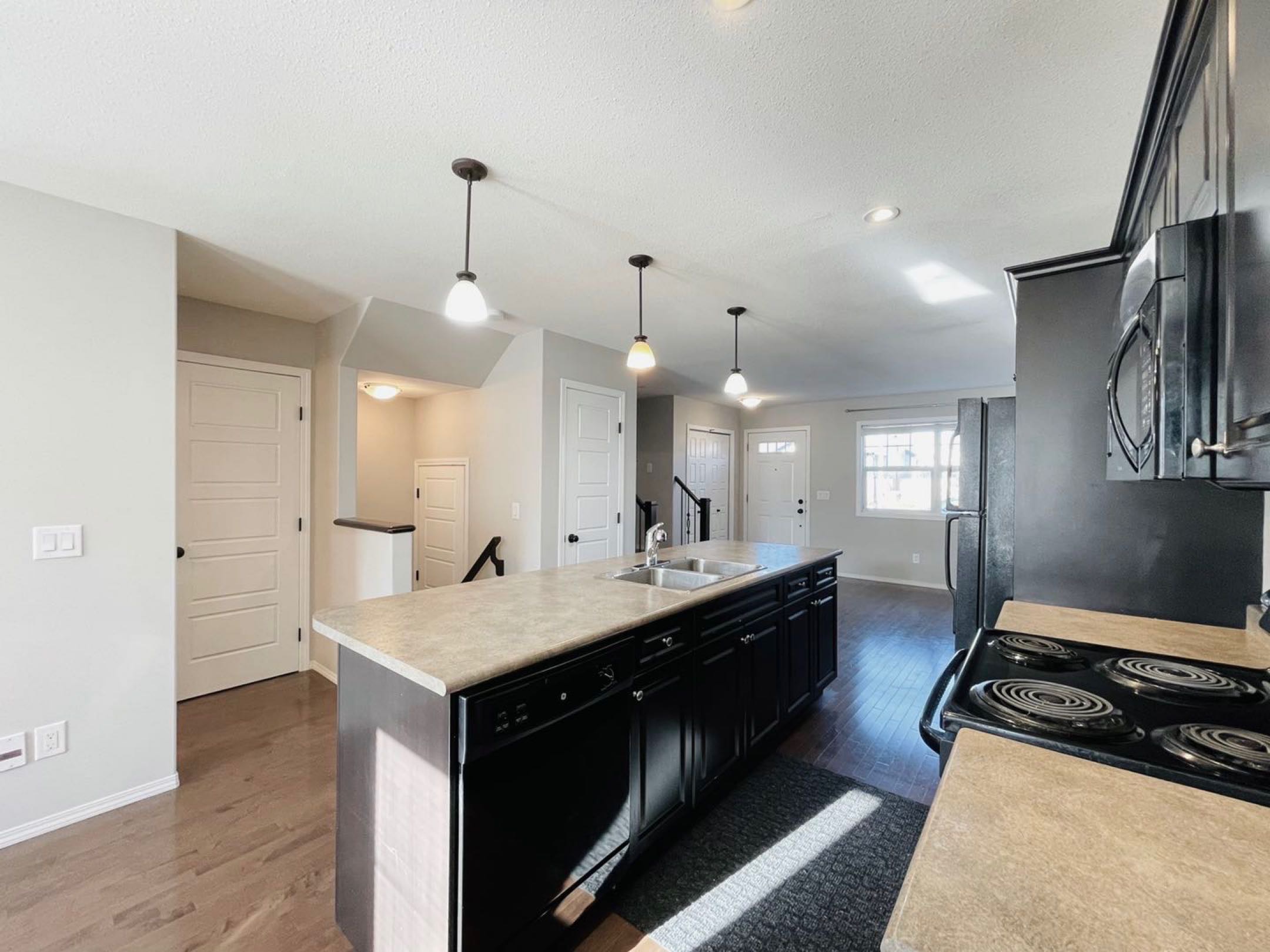 林与唐地产，Stonebridge社区近小学，小区有健身房的边套联排出售，2011年建，1206尺3房2卫，双车位！挂牌价$245,000 - 5