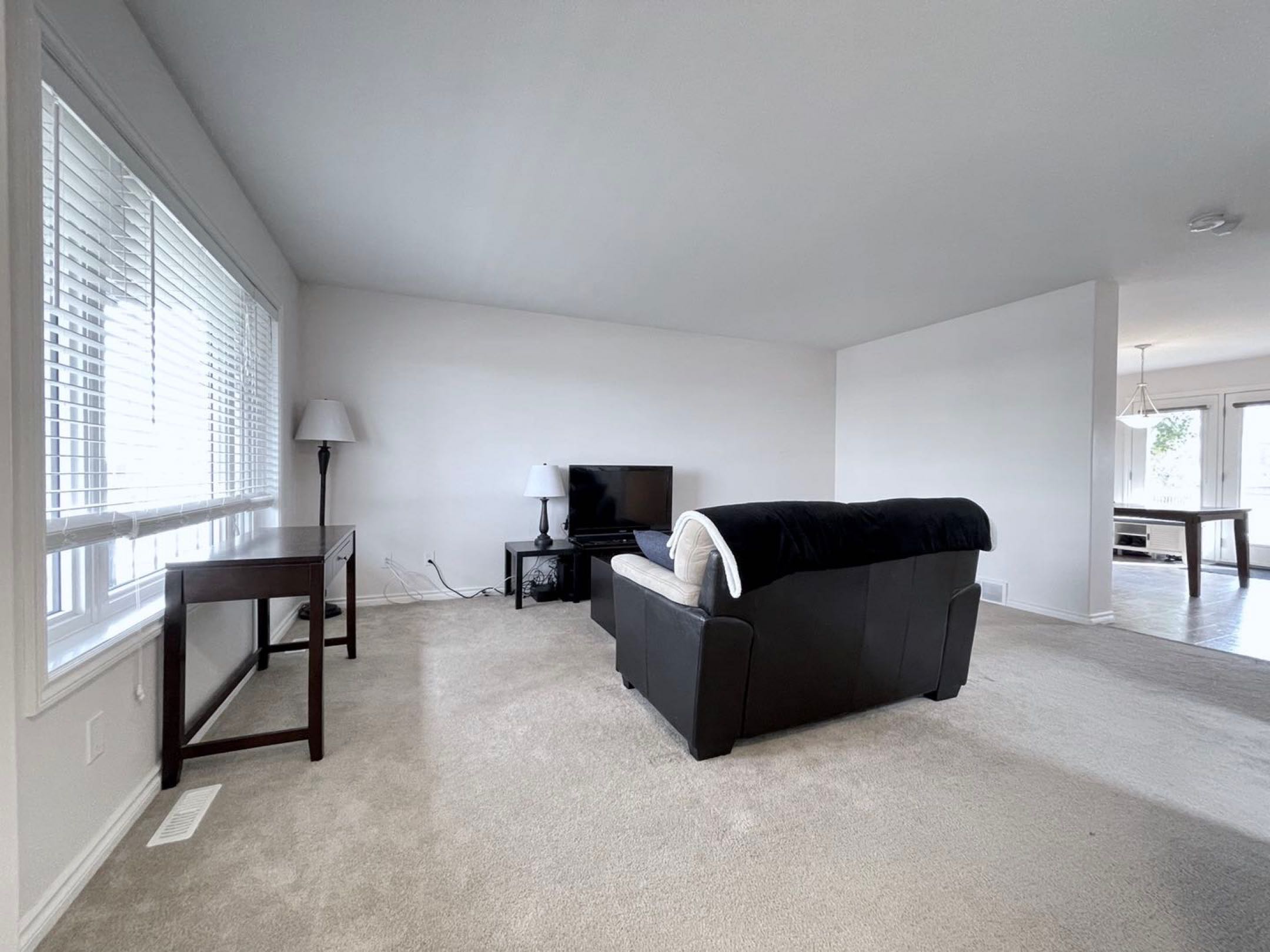 林与唐地产，Stonebridge社区 近沃尔玛商圈，斜对公园、湖的2层独栋出售，1463尺，3房2.5卫，分体双车库，占地3867尺，西人一手业主，挂牌价$39.9万； - 3