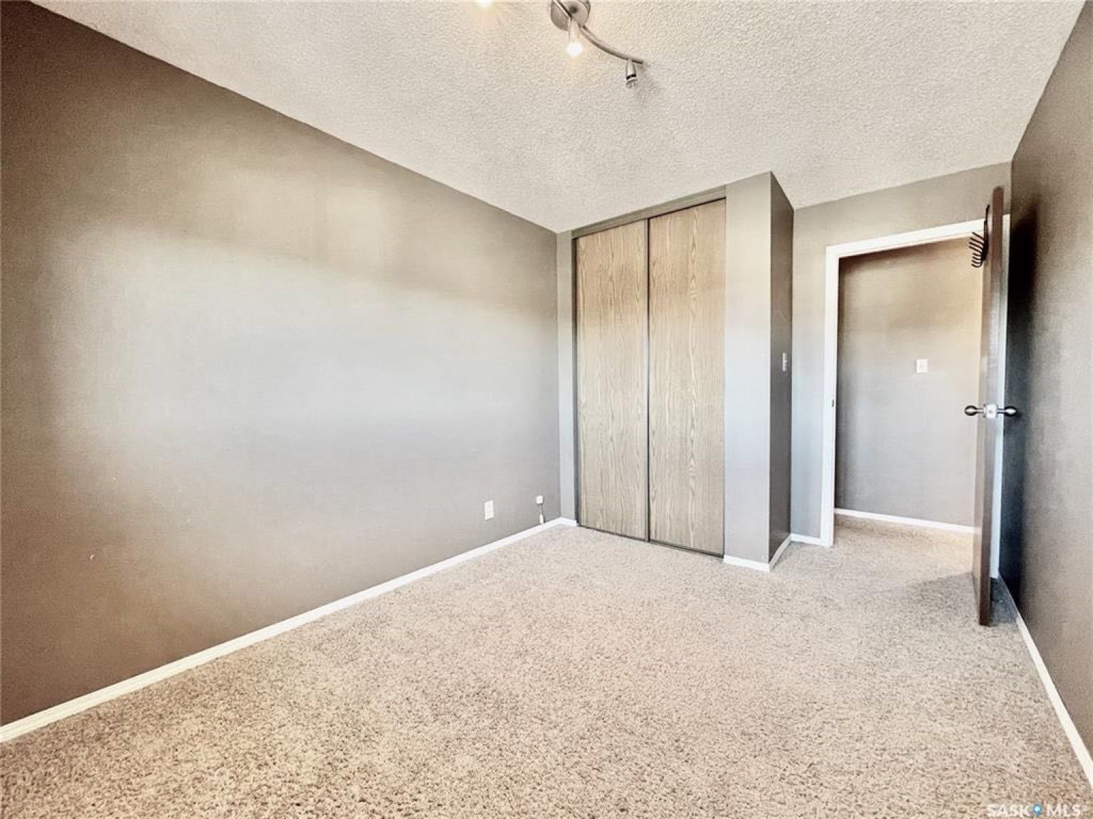 林与唐地产，Wildwood近8街三楼831尺2房1卫装潢升级公寓出售 - 4