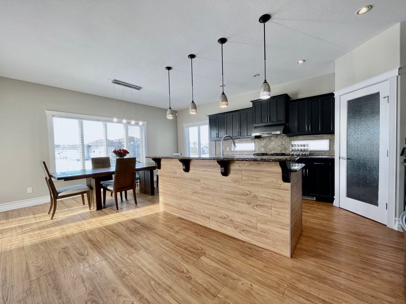 【林与唐地产】Willowgrove社区，背靠绿地，步出式Walkout户型，出后院散步到小学，钥匙扣位置，安静安全，2005年建，1834尺，4房4卫双层独栋出售，挂牌价$715,000  - 5