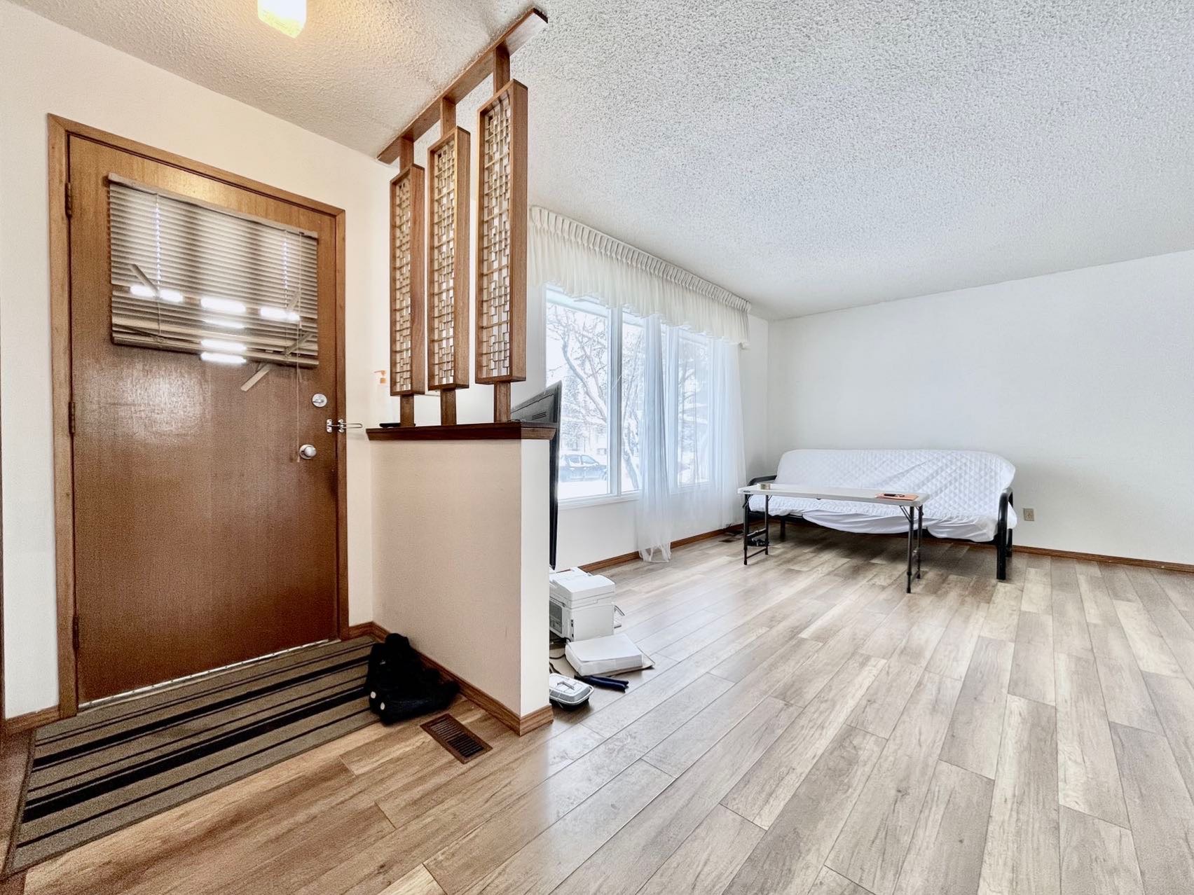 【林与唐地产】Nutana Park社区，开车三分钟到Stonebridge小学和商圈；1132尺，5房3卫，四层错层结构，大窗半地下室，有独立出口，实用性强，挂牌价$388,888 - 4