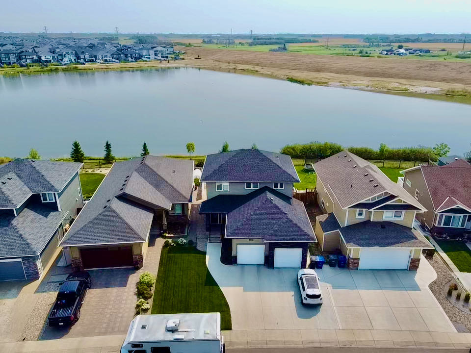 林与唐地产，Stonebridge成熟社区，无敌湖景双层独栋，Walkout步出式地下室，800米步行至Stonebridge小学, 2035尺，6室4卫双厨房！挂牌价$829,900.