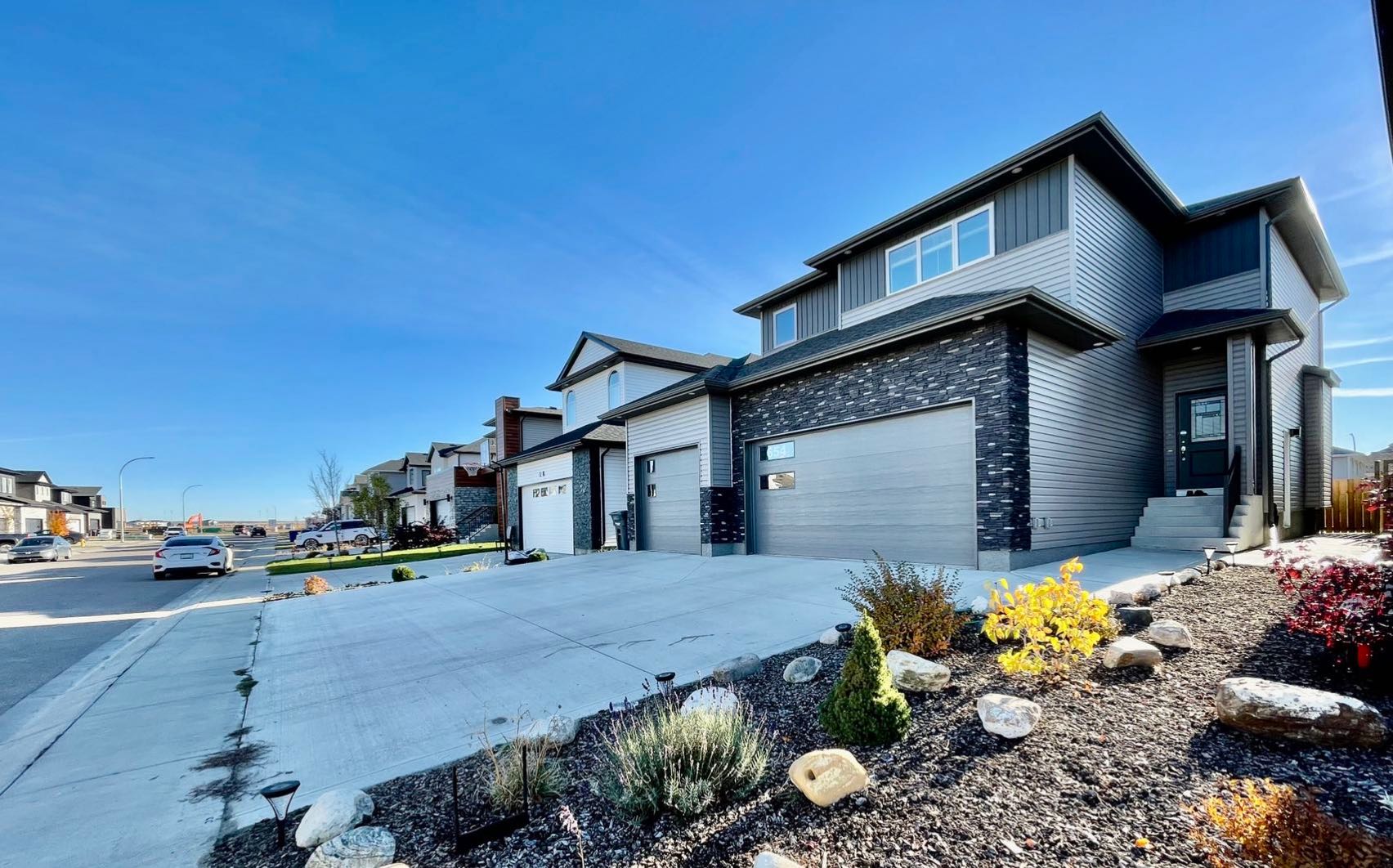 【林与唐地产】Aspen Ridge社区新上市房源2016年，1930尺，双层独栋，3室3卫三车库，二楼有Bonus Room，挂牌价$58.5万。 - 2