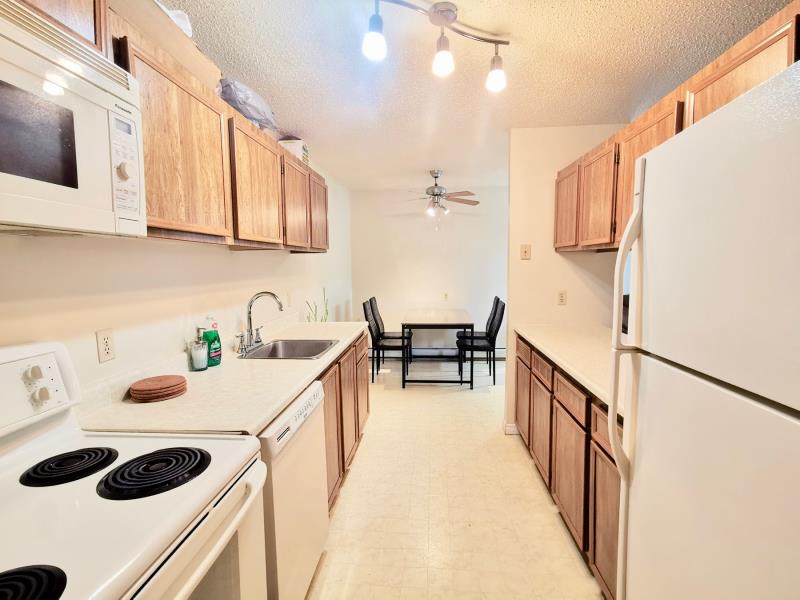 林与唐地产：8街2房1卫公寓出售，靠高尔夫球场和Centre Mall，挂牌价$12.99万 - 4