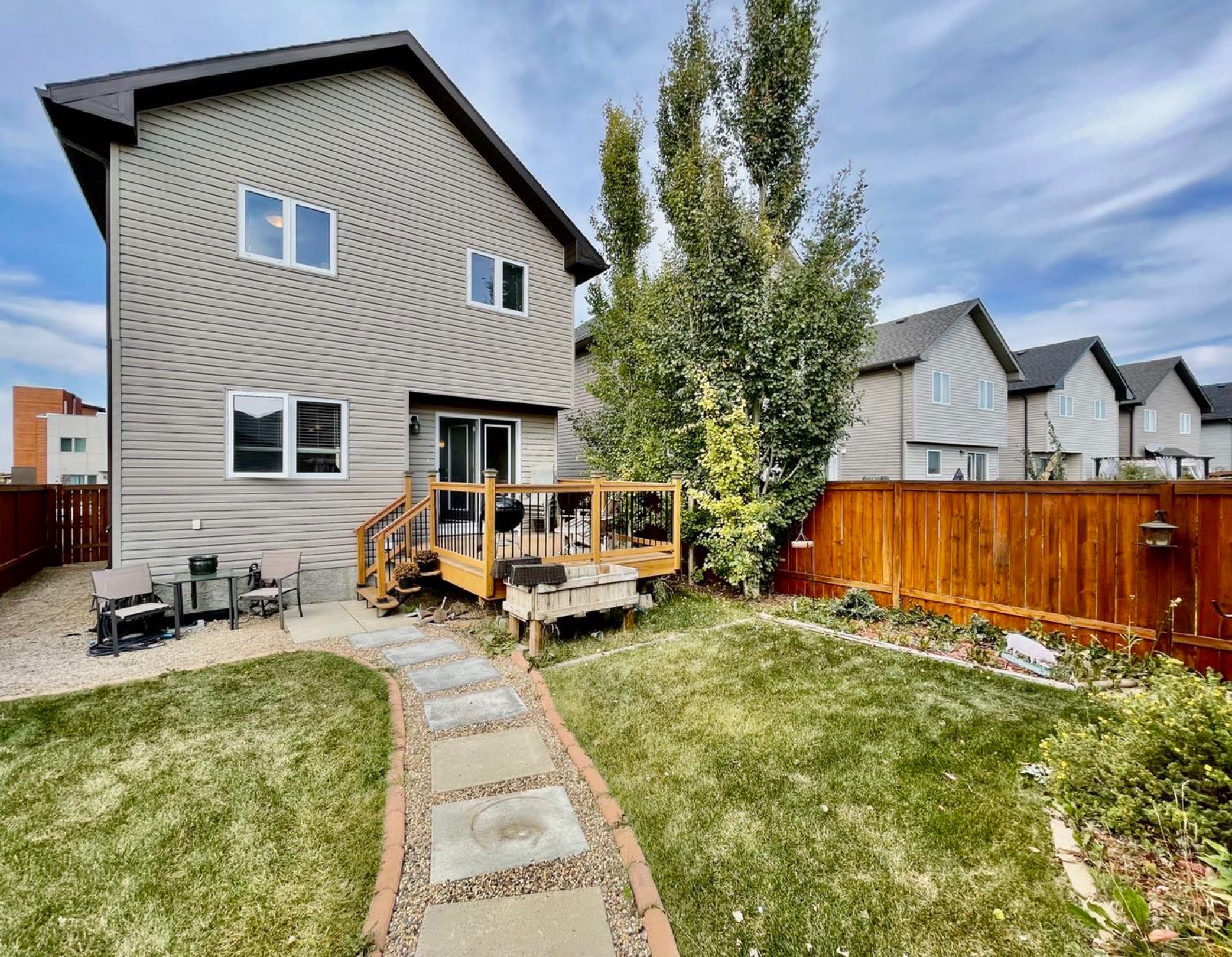 林与唐地产，Stonebridge社区 近沃尔玛商圈，斜对公园、湖的2层独栋出售，1463尺，3房2.5卫，分体双车库，占地3867尺，西人一手业主，挂牌价$39.9万； - 8