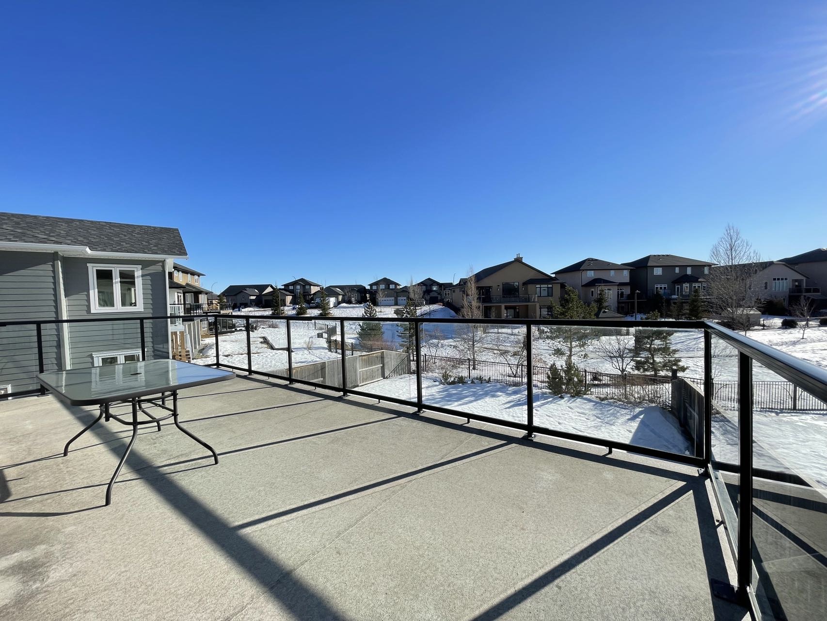 【萨屯房源】 Willowgrove背靠绿地Walkout 步出式地下室，近3,000尺独栋出售！5房4卫双车库！$899,000    - 5