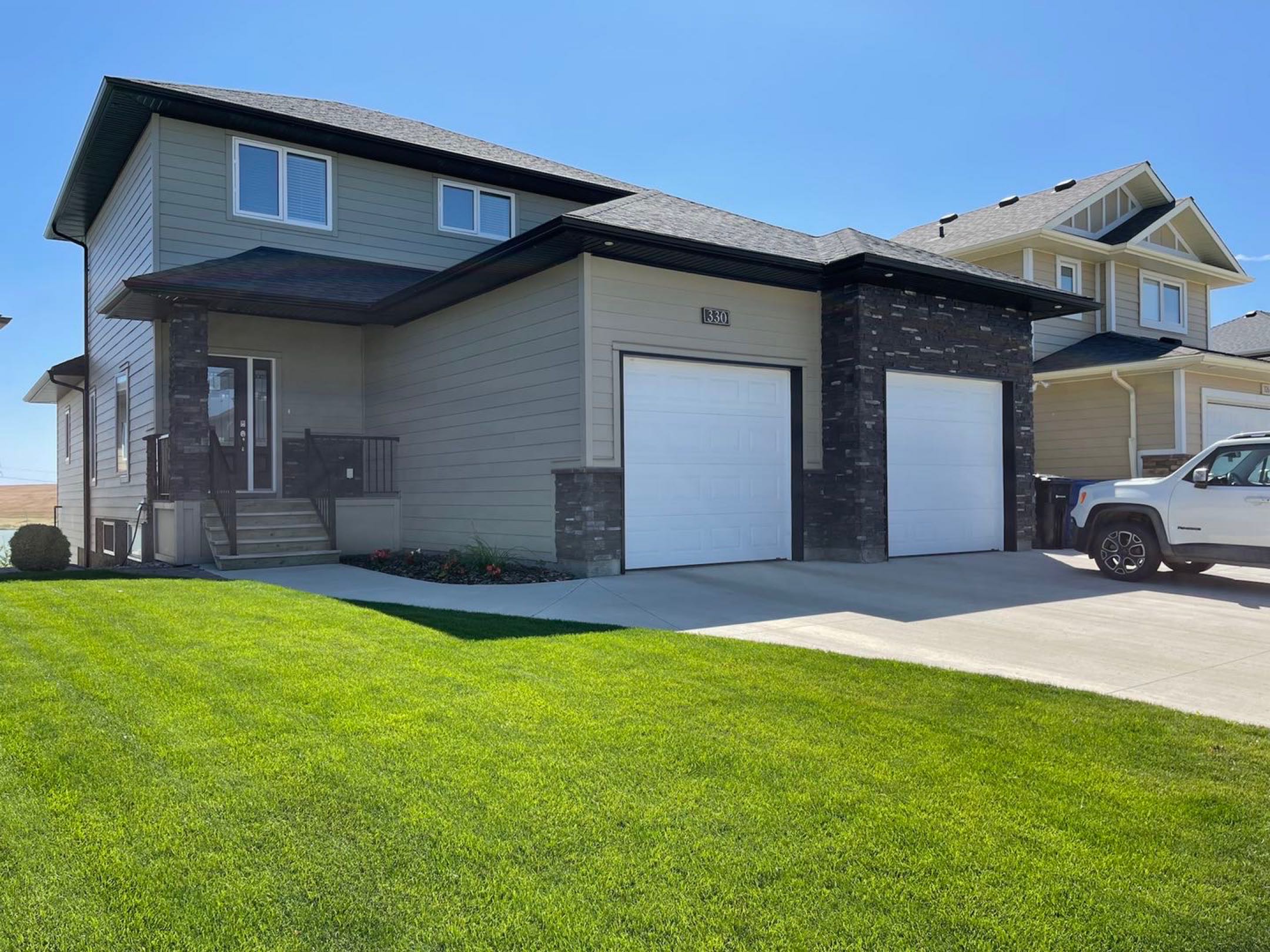 林与唐地产，Stonebridge成熟社区，无敌湖景双层独栋，Walkout步出式地下室，800米步行至Stonebridge小学, 2035尺，6室4卫双厨房！挂牌价$829,900. - 2