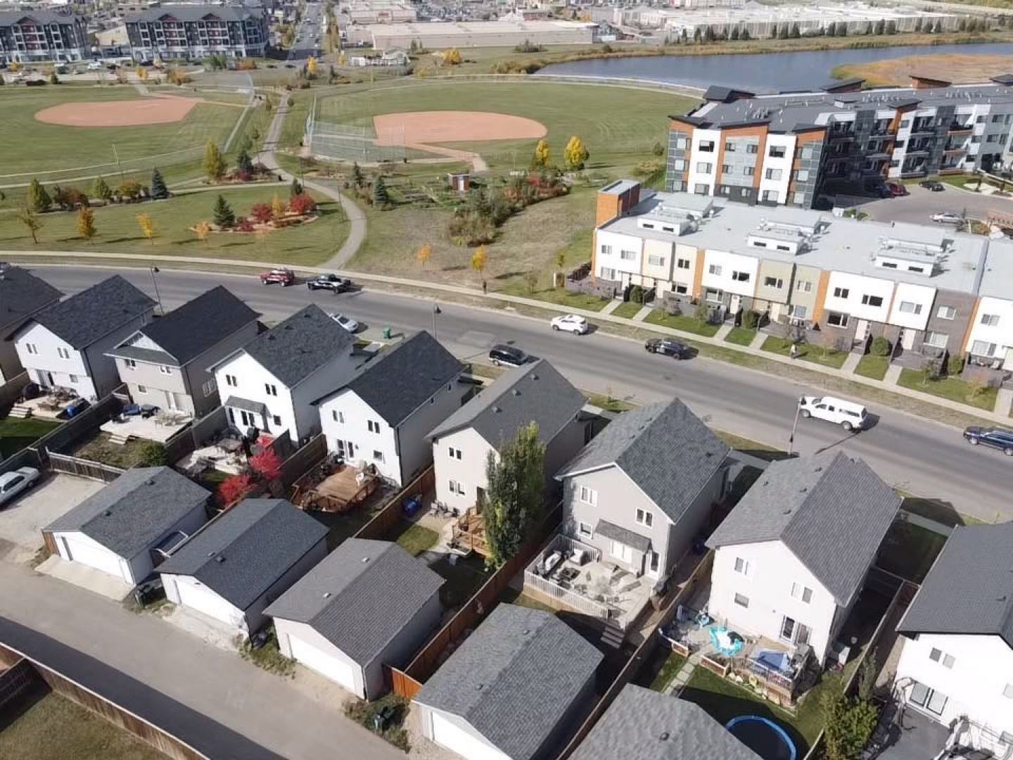 林与唐地产，Stonebridge社区 近沃尔玛商圈，斜对公园、湖的2层独栋出售，1463尺，3房2.5卫，分体双车库，占地3867尺，西人一手业主，挂牌价$39.9万； - 9