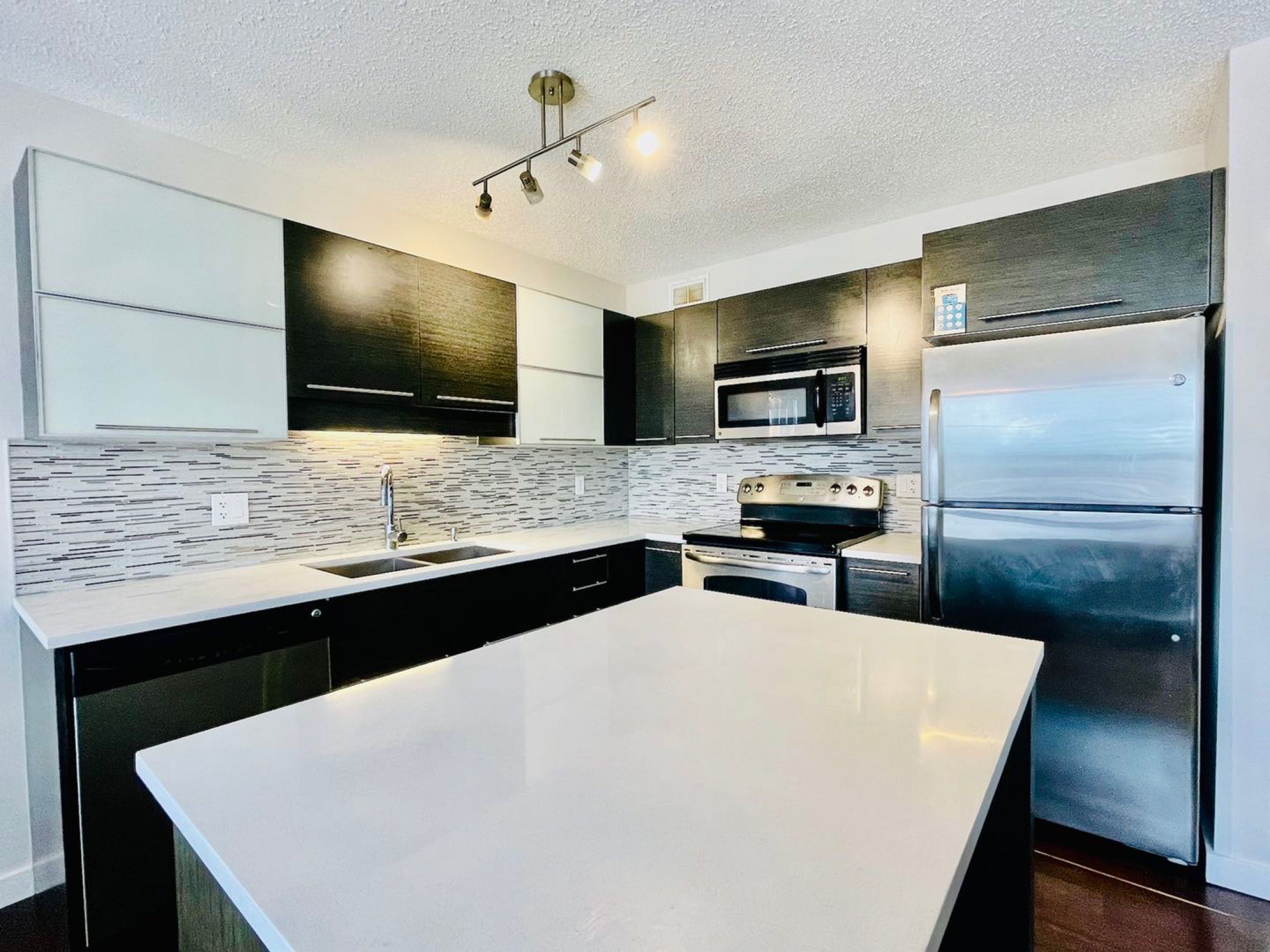 林与唐地产，Rosewood 社区，3房3卫，地下室装修，联排出售！ - 3